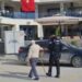 Hatay’da polisin, yolun karşısına geçmekte zorlanan kişiye yardım ettiği anlar kamerada