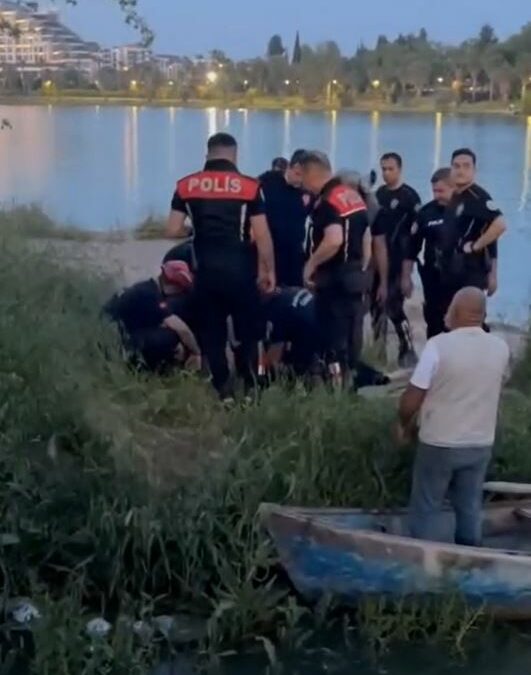 Seyhan Nehri'e düşen kadını tekneyle açılan vatandaşlar kurtardı