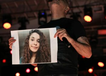 Haluk Levent, konserde Gülistan Doku’nun posteri açıp türkü seslendirdi