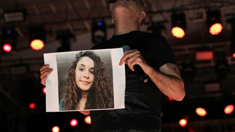Haluk Levent, konserde Gülistan Doku’nun posteri açıp türkü seslendirdi