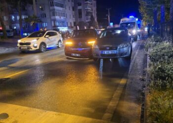 Bursa'da otomobil, kırmızı ışıkta bekleyen otomobile çarptı: 3 yaralı
