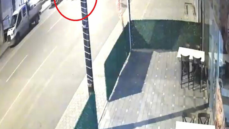 Alkollü sürücünün kullandığı otomobil ile motosiklet çarpıştı; kaza kamerada