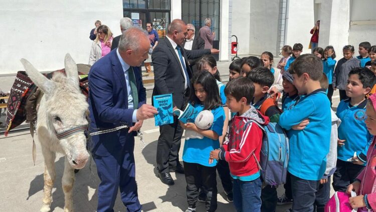 ‘Eşekle Gelen Dostoyevski’ projesiyle 25 ilde 16 bin çocuğa ulaştı