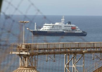 Hantavirüs vakalarının tespit edildiği yolcu gemisi, Tenerife kentine ulaştı