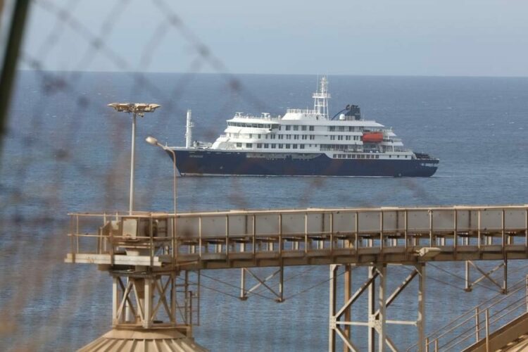 Hantavirüs vakalarının tespit edildiği yolcu gemisi, Tenerife kentine ulaştı