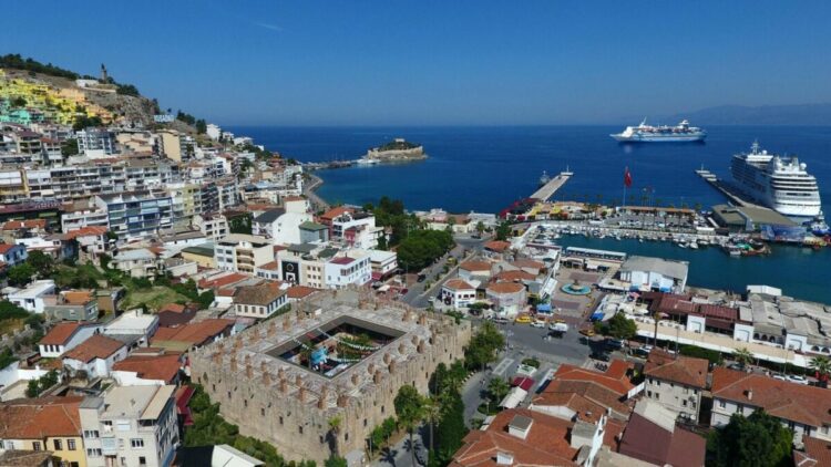 Kuşadası’nda, bayram tatilinin 9 güne çıkarılması turizmcileri sevindirdi