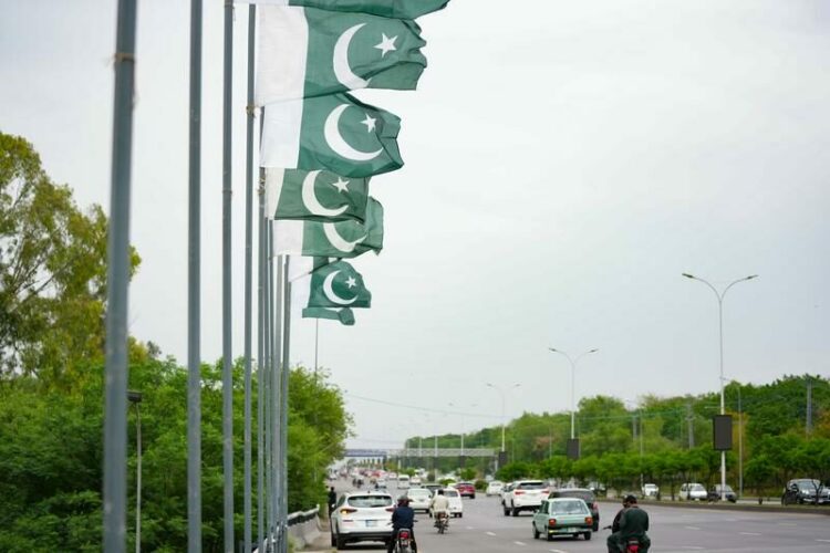 Pakistan'da intihar saldırısı: 12 polis hayatını kaybetti