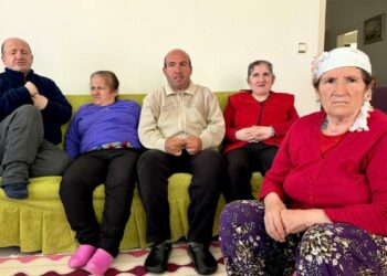 Hani anne, 50 yıldır engelli 4 çocuğuna bakıyor
