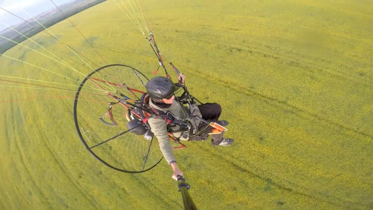 Edirne’nin 'sarı altın çiçeği’ kanola tarlaları üzerinde paramotorla uçtu