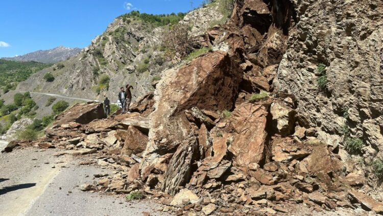 Derecik kara yolu, heyelan nedeniyle ulaşıma kapandı