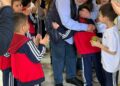 Emekliye ayrılan 43 yıllık öğretmen, öğrencilerine gözyaşlarıyla veda etti