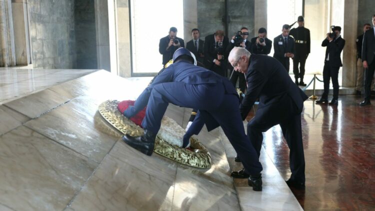Bakan Güler, OYAK Yönetim Kurulu üyeleri ile Anıtkabir'i ziyaret etti