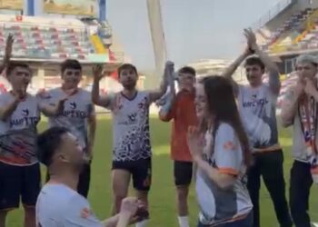 Şampiyonluk kutlamalarında futbolcudan sürpriz evlilik teklifi