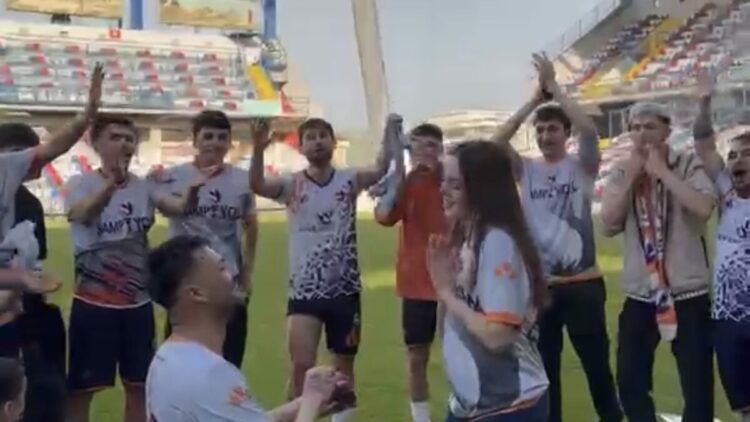 Şampiyonluk kutlamalarında futbolcudan sürpriz evlilik teklifi
