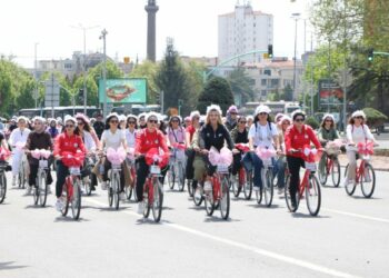 Anneler Günü'nde aileler Kayseri’de pedal çevirdi