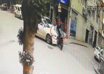 Bursa'da otomobil ile çarpışan motosiklet sürücüsü yaralandı; kaza kamerada