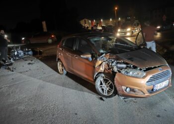 Otomobil ile çarpışan motosikletin sürücüsü yaralandı; kaza kamerada