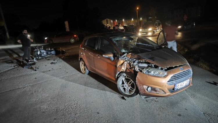 Otomobil ile çarpışan motosikletin sürücüsü yaralandı; kaza kamerada