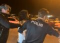 Müdahale ettikleri kadının çocukları tarafından rehin tutulan sağlık görevlilerini polis kurtardı