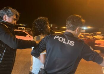 Müdahale ettikleri kadının çocukları tarafından rehin tutulan sağlık görevlilerini polis kurtardı
