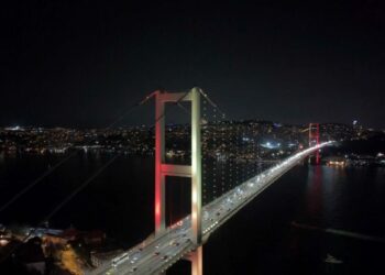 15 Temmuz Şehitler Köprüsü şampiyon Galatasaray’ın renkleriyle ışıklandırıldı / Havadan görüntülerle