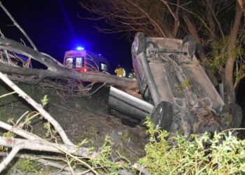 Sivas’ta otomobil yol kenarındaki ağaca çarpıp devrildi: 1 ölü, 4 yaralı