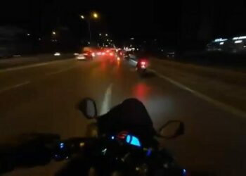 Maltepe’de sürücüsünün direksiyon hakimiyetini kaybettiği otomobil devrilerek bariyerlere çarptı