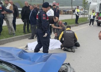 Minibüsten inip yolun karşısına geçerken otomobilin çarptığı kadın, öldü
