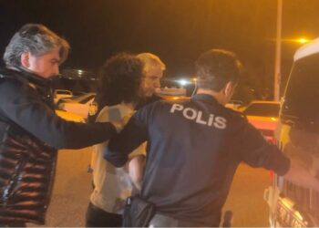Rahatsızlanan annelerine müdahaleye gelen sağlık ekibini alıkoyan 2 kardeşin işlemleri sürüyor