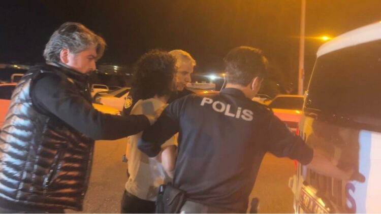 Rahatsızlanan annelerine müdahaleye gelen sağlık ekibini alıkoyan 2 kardeşin işlemleri sürüyor