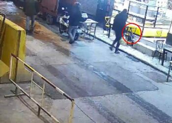 Beyoğlu'nda sandalyede asılı çantayı çalan şüpheli yakalandı
