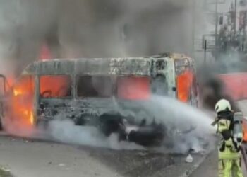 Diyarbakır'da öğrenci servisi alev alev yandı