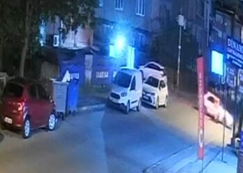 Otomobille çarpışan motosikletin sürücüsü yaralandı; kaza kamerada