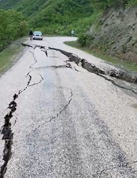 Tokat’ta sağanak yağış sonrası yol çöktü
