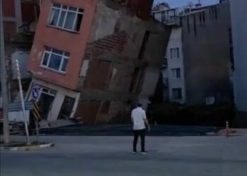 Bitişikteki inşaatın temel kazısında çatlaklar oluşan 3 katlı bina çöktü