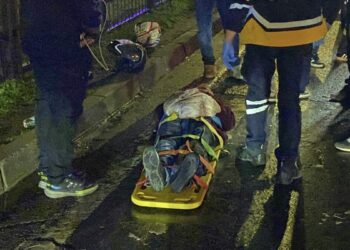 Devrilen motosikletteki 2 kişi yaralandı