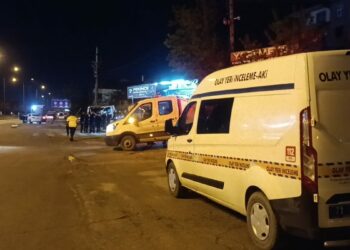Park halindeki çekiciye çarpan otomobilden fırlayan kadın öldü