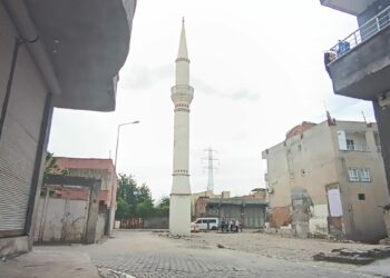Tavanında çökmeler olan caminin yıkımı yapıldı, geriye sadece minaresi kaldı