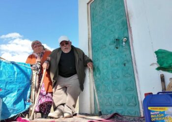Bedensel engelli eşiyle tek göz evde 40 yıllık sevgi nöbeti