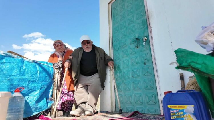 Bedensel engelli eşiyle tek göz evde 40 yıllık sevgi nöbeti