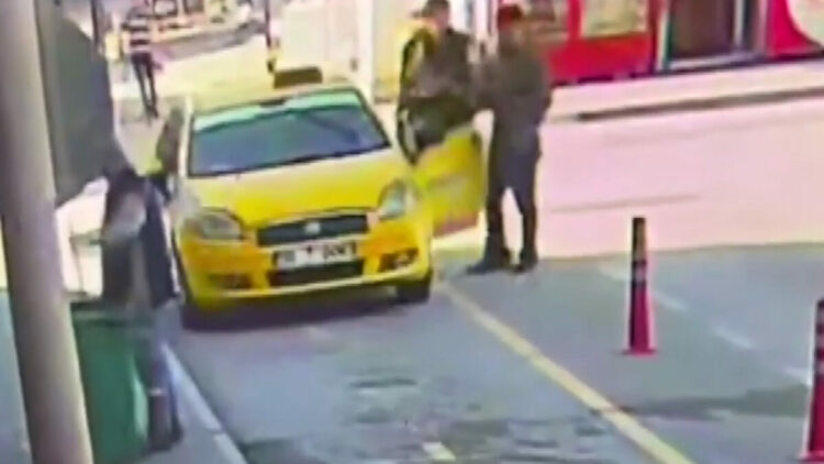 Taksisini götürmeye kalkışan kişiyi peşinden koşup yakaladı