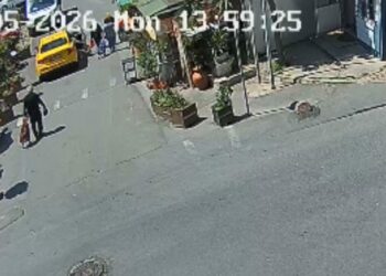 Şişli’de 79 yaşındaki kadın geri manevra yapan taksinin altında kaldı; yardımına çevredekiler koştu
