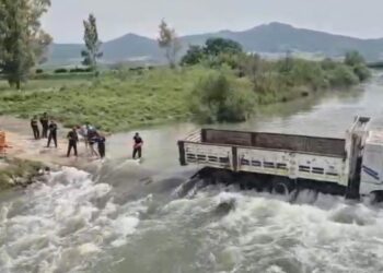Çayın ortasında kalan kamyondaki 2 kişi, kurtarıldı