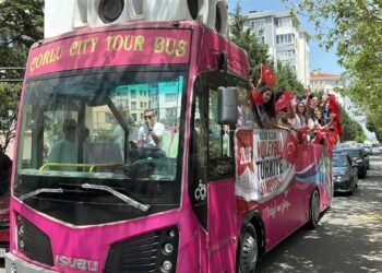 Şampiyon öğrencilerden üstü açık otobüsle şehir turu