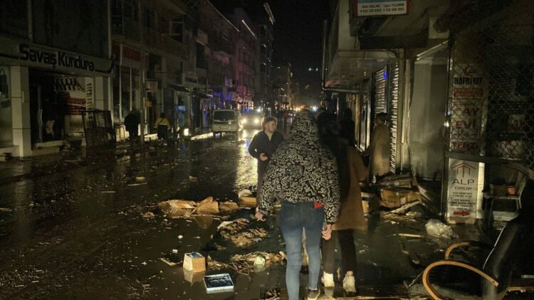 Samsun'da sağanak sele dönüştü