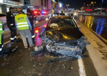 Avcılar'da üç aracın karıştığı zincirleme kaza: 2 yaralı