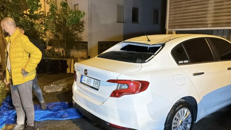 Bartın'da şiddetli rüzgar çatıyı uçurdu