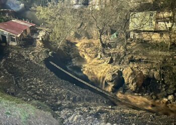Beytüşşebap'ta dereler taştı; köprüler yıkıldı, araçlar suya kapıldı