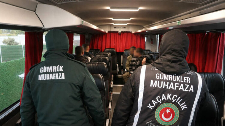 Yunanistan'da yanlış otobüse binen 4 kaçak göçmen, Edirne'de yakalandı
