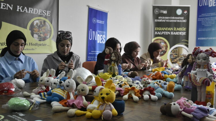 Üniversitelilerin ördüğü amigurumi bebekler, kanser hastası çocuklara hediye edilecek